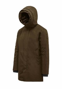 Cappotto marrone isolato con cappuccio, due tasche laterali e zip frontale. Materiale esterno liscio con finitura opaca.