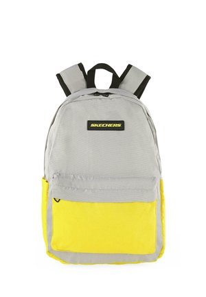 Mochila Skechers en gris y amarillo con correas de hombro acolchadas, bolsillo con cremallera frontal y parche negro con el logotipo "Skechers".