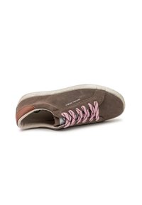 Zapatilla de ante marrón con cordones rosas, suela beige y un acento de cuero marrón en el talón. Presenta un diseño sencillo y una superficie texturizada.