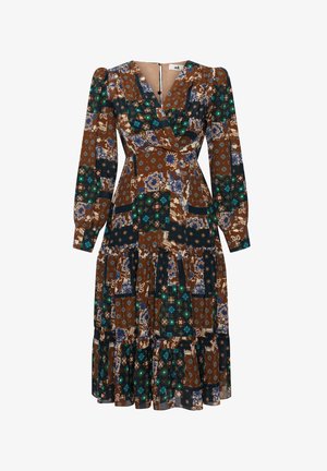 Bruine jurk met patroon, voorzien van een diepe V-hals, lange pofmouwen, een gelaagde rok en bloemen- en geometrische ontwerpen met donkerblauwe en groene accenten.