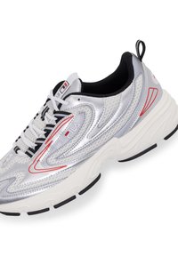 Silberne Sport-Sneaker aus Mesh und synthetischen Materialien. Mit einem strukturierten Design, weißer Zwischensohle, schwarzer Laufsohle und roten Akzenten.