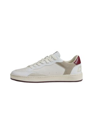 Sneaker bianca in pelle con dettagli in suede beige, suola in gomma, punta rotonda e cuciture beige. Dettaglio del tallone rosso con logo.