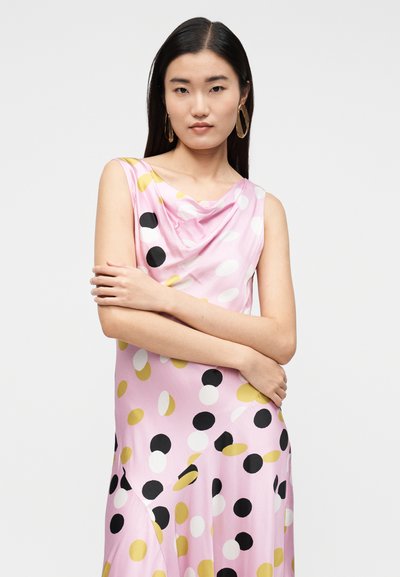 Rózsaszín ujjatlan ruha tengerésznyakú kivágással, fekete, fehér és sárga színes pöttyökkel. Simogató, könnyű anyag.