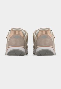 Μπεζ αθλητικά παπούτσια με υφασμάτινες ταμπέλες σε καφέ απόχρωση, δίχτυ και λευκή σόλα. Διαθέτουν ανακλαστικό λογότυπο και θηλιές κορδονιών για σταθερή εφαρμογή.