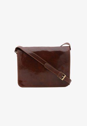 Borsa a tracolla in pelle marrone con tracolla regolabile e fibbia in ottone, finitura liscia e cuciture visibili lungo i bordi.