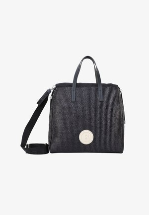 Borsa a tracolla nera intrecciata con doppi manici, tracolla regolabile e dettaglio a logo circolare. Presenta un design strutturato e una superficie testurizzata.