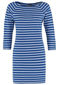Robe rayée bleu et blanc avec des manches trois-quarts, un décolleté arrondi et une silhouette ajustée en tissu en coton extensible.