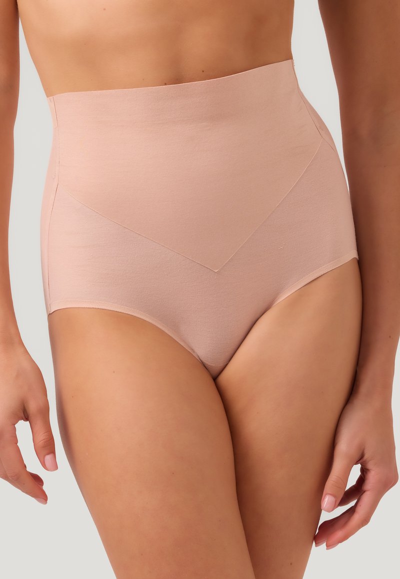 Slip alta vita, di un rosa chiaro, con una texture liscia, caratterizzati da un design frontale a forma di V e bordi senza cuciture per un comfort ottimale.