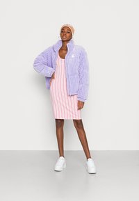 Karl Kani SMALL SIGNATURE PINSTRIPE DRESS - Džersejové šaty - rose