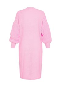 Abito in maglia rosa oversize con maniche lunghe a sbuffo, dettagli a coste nei polsini e una superficie leggermente texturizzata. Vista posteriore mostrata.
