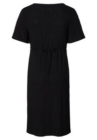 Robe noire à manches courtes en tissu doux, dotée d'une taille à cordon de serrage et d'une coupe décontractée, atteignant une longueur mi-mollet.