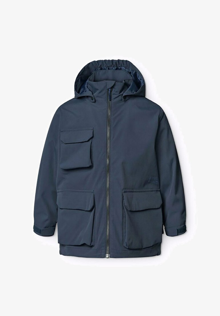 Marineblå hættejakke med frontlynlås, tre store frontlommer, elastiske manchetter og en struktureret stof.