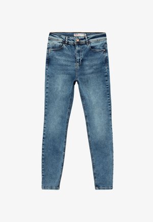 Jean skinny en denim bleu clair avec un effet délavé. Présente un style classique à cinq poches, une fermeture à bouton à l'avant et de subtils détails de couture.