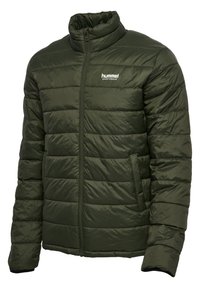 Olivgrön puffjacka med hög krage, horisontell vaddering, full dragkedja och sidofickor. Har en logotyp på bröstet.