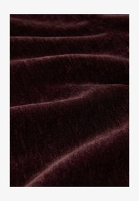 Unselected, burgundy red