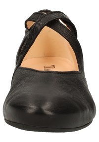 Schwarzer Lederschuh mit glatter Textur, niedrigem Absatz und überkreuzten Riemen auf der Vorderseite. Runder Zehendesign.