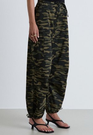 Calliope, PANTALONE LUNGO FANTASIA - Trousers - var verde kaki