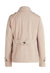 Helle beiger Mantel mit strukturiertem Kragen, Knopfakzenten und einem Gürtel in der Taille. Strukturierter Stoff mit sichtbaren Nähten und Schulterklappen.