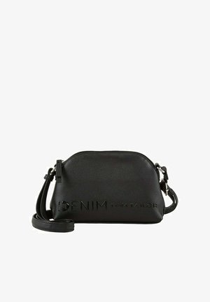 Fekete bőr keresztpántos táska, dombornyomott "DENIM TOM TAILOR" felirattal. Görbült formával és állítható pánttal rendelkezik. Simább textúrájú felület.
