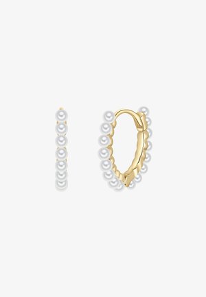 Złote kolczyki koła ozdobione równomiernie rozmieszczonymi okrągłymi białymi perłami wzdłuż zewnętrznej krawędzi, widok z przodu i z boku.