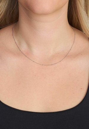 Hõbedast kaelakee õhukese kettaga ja väikeste ühtlaselt paigutatud sfääriliste kaunistustega. Lihtne disain, mis lebab paljal kaelal.