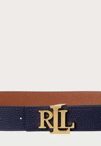 Merivihreä nahkavyö, jossa on teksturoitu pinta, varustettuna kullansävyisellä metallisoljella, jossa on "RL"-logo. Sisäpuoli on sileää ruskeaa nahkaa.