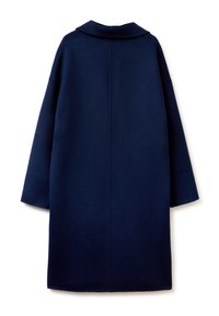Cappotto di lana blu navy con colletto a revers, spalle scese e maniche ampie; texture liscia e design minimalista, senza chiusure visibili.