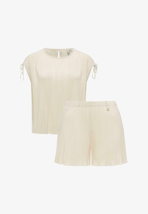 Kremowy plisowany top z krótkim rękawem z wiązanymi detalami na rękawach oraz dopasowane plisowane szorty z elastycznym paskiem w talii i małym akcentem w postaci sprzączki.