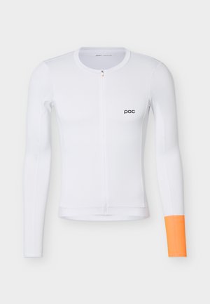 Hosszú ujjú fehér kerékpáros mez elöl cipzárral, a mellkason egy kis fekete "poc" logóval, és élénk narancssárga mandzsettával a jobb ujjon.