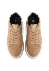 Sneakers in suede beige con una finitura testurizzata, caratterizzati da un design con lacci e una suola in gomma di colore chiaro. Accentuati da un'etichetta con il marchio.