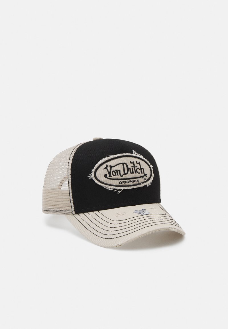 Crna trucker kapa s mrežastim stražnjim dijelom, koja ima istaknutu bijelu vezenu logotipnicu, s istrošenim akcentima i bež vizir.