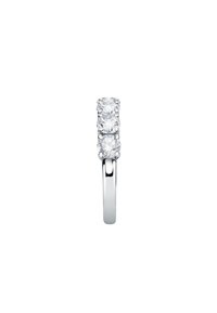 Anello in argento con tre pietre preziose rotonde e trasparenti in una montatura a griffe, dotato di una banda liscia che si assottiglia verso il basso.