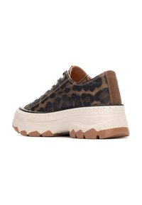 Zapatilla de lona con estampado de leopardo, suela gruesa blanca y acentos marrones. Presenta una puntera redonda y cordones blancos. Detalle de superficie texturizada.