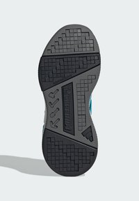 Černá guma podrážky boty s propracovanými vzory a designem, který nezanechává stopy. Má hladký šedý akcent podél okrajů a detail značky.