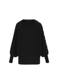 Mustan ylisuurentyylinen neulepusero, jossa on ribbaustekstuuri, korkea kaulus ja koristeelliset napit olkapään kohdalla. Leveät hihat ja tiukka helma.