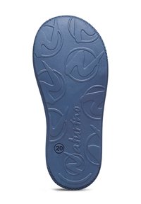 Suela de zapatilla de goma azul con un patrón texturizado que presenta un diseño de logo y el número "20" grabado cerca del borde.