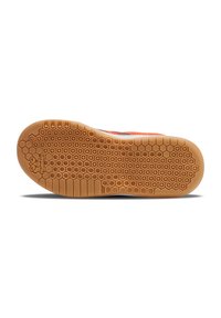 Suela de un zapato, con un patrón texturizado en forma de hexágonos en goma color marrón, con un logotipo destacado y una forma contorneada para mejorar la tracción.