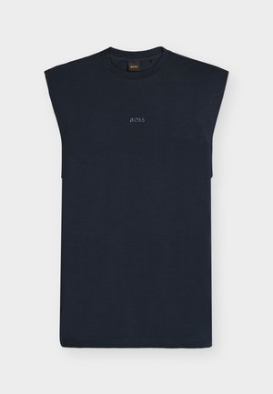 T-shirt smanicata blu navy con spalle imbottite e "BOSS" ricamato al centro davanti.