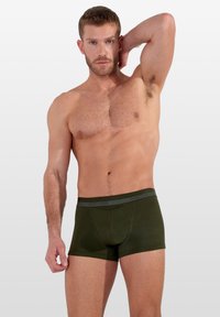 Zelené bavlněné boxerky s měkkou texturou, s přiléhavým střihem, krátkými nohavicemi a elastickým pasem s názvem značky.