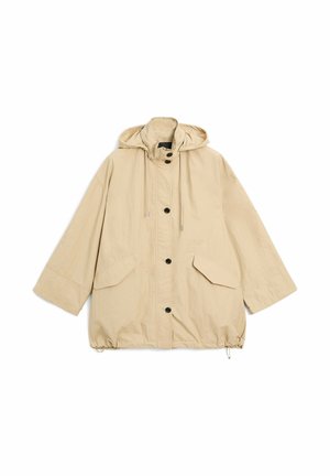 Beige hættejakke med knapper foran, lange brede ærmer, klaplommer og justerbare snore i kant og hætte.