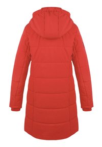 Červený polstrovaný kabát s kapucí, s horizontálním prošíváním a dlouhými rukávy. Hladká textura a střední délka.