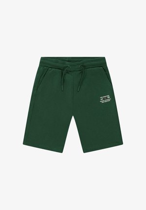 Donkergroene korte broek tot op de knieën met elastische tailleband en trekkoord, voorzakken en witte bedrukte tekst op de rechterdij.