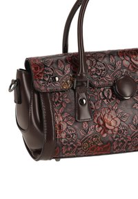 Ruskea kukkakirjailulla koristeltu käsilaukku, jossa on jämäkkä muotoilu, magneettinen nepparikiinnitys, koristeelliset metalliosat ja kaksinkertaiset yläkahvat.