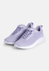 Scarpe da atletica di colore viola chiaro con tomaia in rete traspirante, suola in gomma bianca e lacci tonali, con logo FILA sulla linguetta.