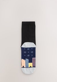 Chaussettes mi-mollet avec une partie supérieure noire et un motif de paysage urbain coloré sur un fond bleu marine avec des flocons de neige et des accents gris clair.