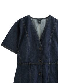 Jeansklänning med korta ärmar, V-ringning och fem svarta knappar. Mörkblått tyg med kontrasterande guldfärgad söm.