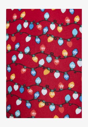 Tela roja con un patrón repetido de luces navideñas coloridas en azul, amarillo, blanco y naranja, conectadas por hilos de color verde oscuro.