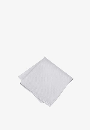 Hellgrauer, strukturierten Stoff sauber auf einem weißen Hintergrund gefaltet.