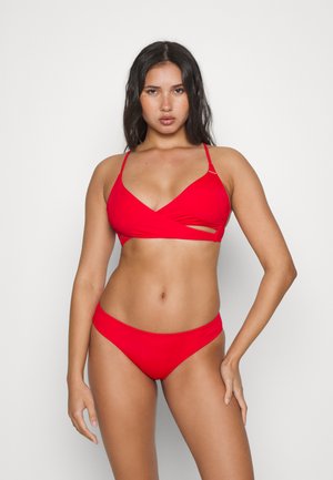 Rode bikini in twee delen met een wrap-style top met uitsnijdingen en slanke verstelbare bandjes, en bijpassende low-rise broekjes.