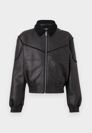 Μαύρο bomber μπουφάν από συνθετικό δέρμα με γιακά από συνθετική γούνα, εμπρόσθιο φερμουάρ, καμπυλωτές εμπρόσθιες τσέπες, ελαστικά μανίκια και λεπτομέρειες στη μέση.